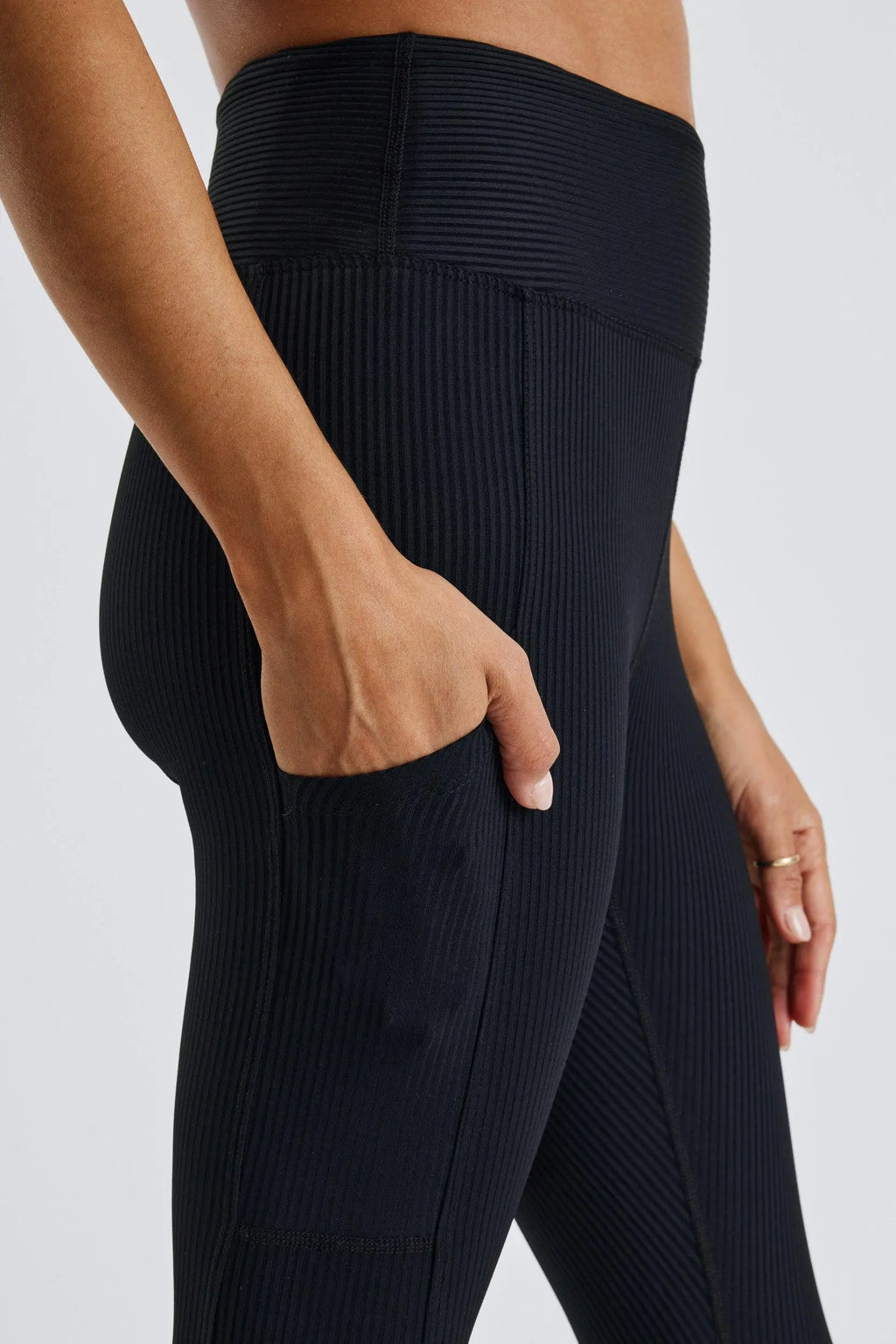 Lululemon Solid Black Crop Legging with Side Pockets and Ribbed